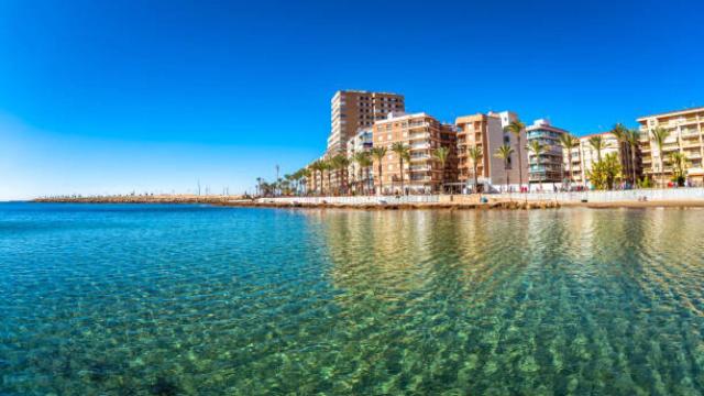 Vista de Torrevieja desde su paseo.