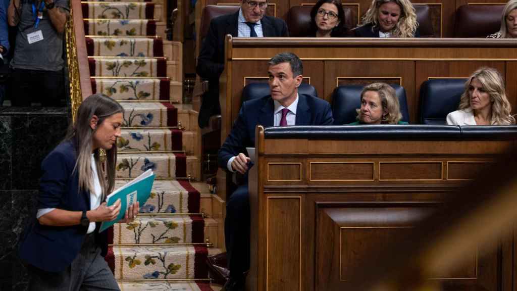 La portavoz de Junts, Míriam Nogueras, baja de la tribuna en la primera sesión del debate de investidura de Pedro Sánchez.